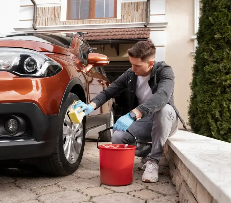 Lavage auto à domicile Villesèque : professionnel intervenant sur un véhicule